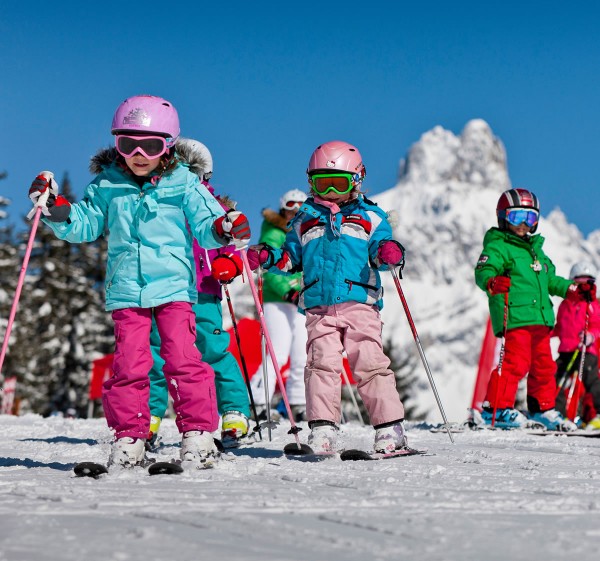 Kinder beim Skifahren im Familienskigebiet © Tourismusverband Filzmoos